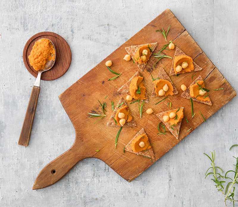 Chick-pea and tomato dip with an eastern flavour| FINN CRISP