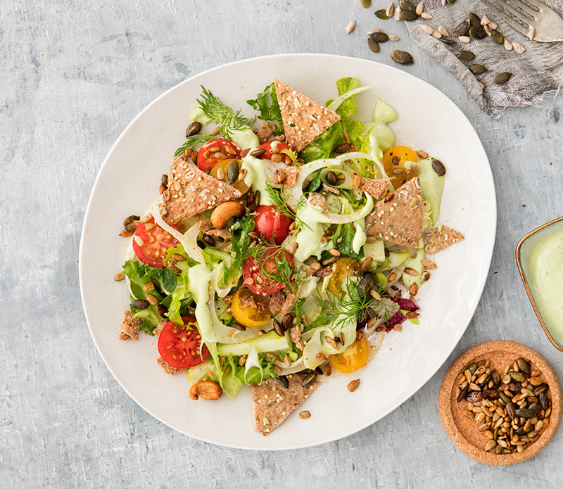 Green salad with roasted seeds | FINN CRISP
